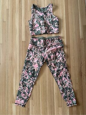 Sweaty Betty Pink & Olive Camo Sports Crop Top- the perfect set for summer!